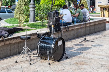 Tiflis, Gürcistan, 07.24.2019. Siyah bateri ve müzisyenler Tiflis 'in merkezinde sıcak bir akşamda gölgede dinleniyorlar.