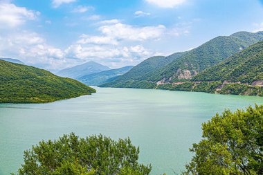 Kafkasya dağlarındaki buzullardan akan temiz, taze, içilebilir suyla Zhinvali deposu.