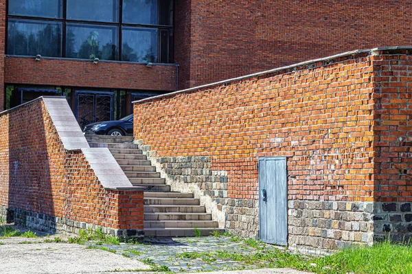Muros Ladrillo Iluminados Con Una Puerta Lavadero Una Escalera Que — Foto de Stock