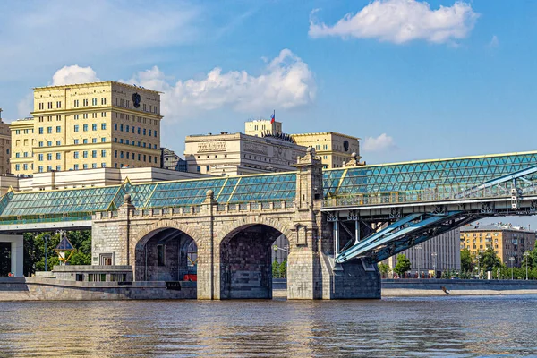 Moskva Ryssland 2020 Stenpelare Och Stålkonstruktioner Fotgängarbron Pushkin Och Ryska — Stockfoto