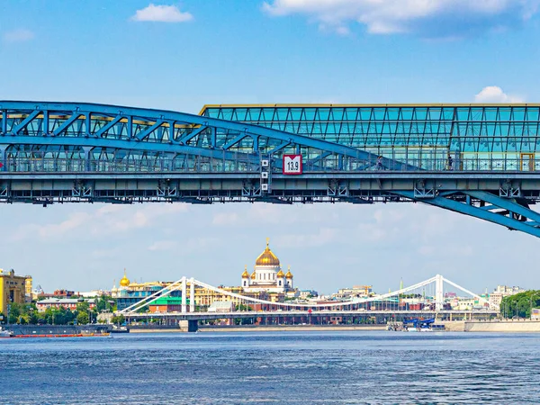 Moskva Ryssland 2020 Fotgängare Pushkin Och Krim Broar Över Floden — Stockfoto