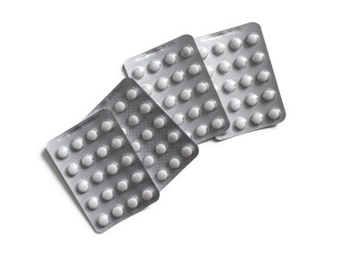 Beyaz tabletli folyo paketleri beyaz arkaplanda izole