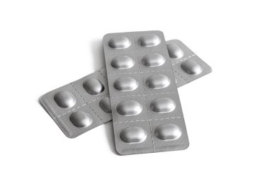 Beyaz arka planda izole edilmiş tabletli iki folyo kabarık paket.