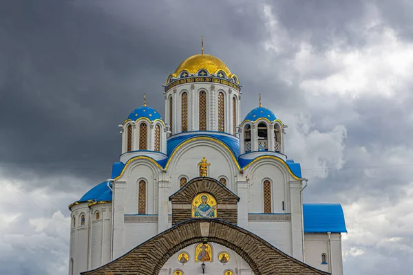 Moskwa Rosja 2020 Kościół Wstawiennictwa Najświętszego Teotokos Moskwie Jest Koronowany — Zdjęcie stockowe
