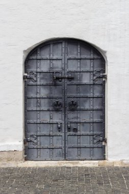 Zaryadye 'deki eski İngiliz avlusunun beyaz taş odalarına saplı ve kilitlenmiş siyah çift yapraklı metal kapılar.