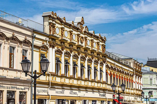 Moscú Rusia 2020 Fachada Una Casa Con Pilastras Esculturas Calle —  Fotos de Stock