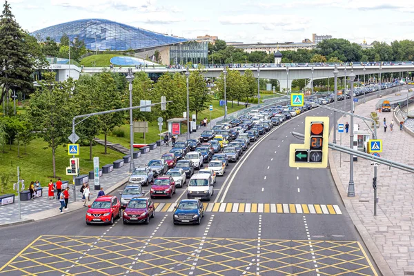 Moskova, Rusya, 07.10.2020. Trafikte, trafik ışıklarıyla kavşakta Moskvoretskaya seti üzerinde, Zaryadye Parkı 'nın arka planında.