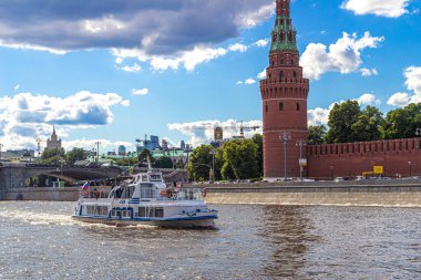 Moskova, Rusya, 07.10.2020. Turistlerle yürüyen, Moskova nehrinde yüzen Kremlin tepesini geçerek Kremlin setini aşan