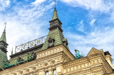 Moskova, Rusya, 07.13.2020. GUM mağazasının çatısında iki kule, sahte Rus mimarisinin olağanüstü bir anıtı, mavi gökyüzüne karşı