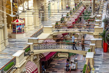 Moskova, Rusya, 07.10.2020. Moskova 'daki evrensel mağaza GUM' unun çizgisi. Çizgiler arasında gezinen, dinlenen ziyaretçiler ve köprüler var.