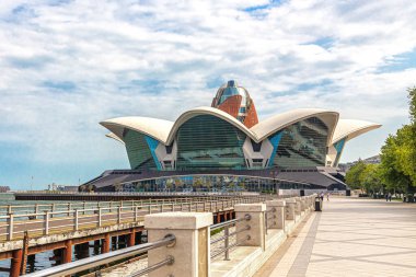 Bakü, Azerbaycan, 07.26.2019. Hazar Denizi kıyısındaki Primorsky Bulvarı 'ndaki Bakü' deki Hazar Rıhtımı.