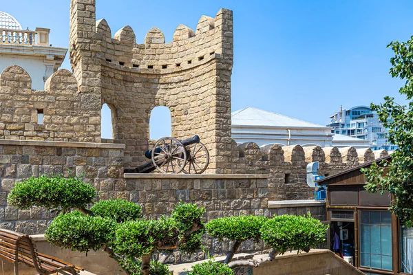 Baku Azerbaijão 2019 Canhão Ferro Fundido Sobre Rodas Madeira Torre — Fotografia de Stock