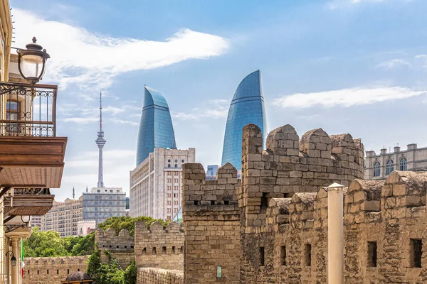 Baku Azerbajdzsán 2019 Erődfal Óvárosban Kilátás Nyílik Lángtornyokra Torony Szemben — Stock Fotó