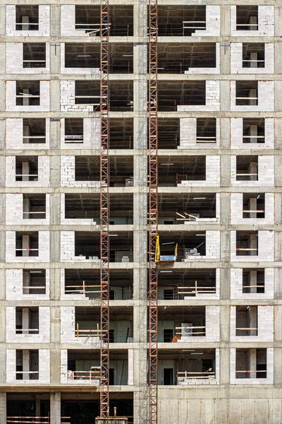コンクリート製の一枚岩の多階建ての建物の建設 窓やバルコニー付きの家の壁 — ストック写真