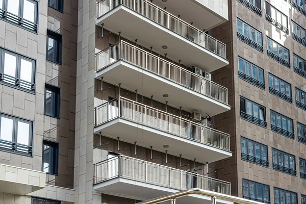 Een Fragment Van Een Wolkenkrabber Muur Met Ramen Balkons Met — Stockfoto