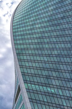 Moskova, Rusya, 08.07.2020. Moskova 'nın uluslararası iş merkezi' Moskova 'daki' Evrim 'adlı gökdelenin cam duvarının pürüzsüz kıvrımı