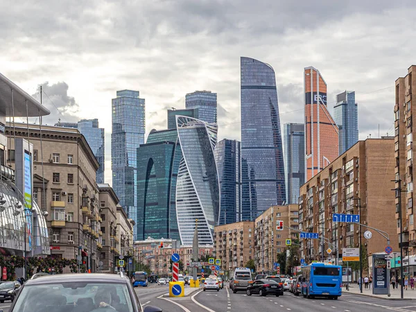 モスクワ ロシア 2020 モスクワ国際ビジネスセンター モスクワ市 の高層ビルは モスクワの住宅の上に立ち上がります — ストック写真