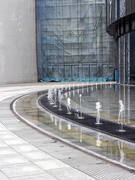 Getti Una Fontana Dinamica Con Una Cascata Nuovo Spazio Pubblico — Foto Stock