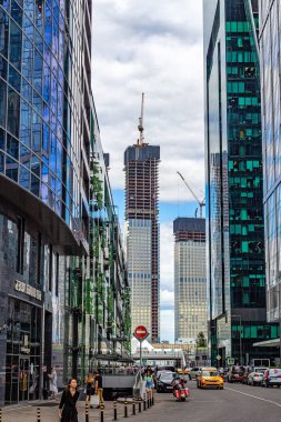 Moskova, Rusya, 08.07.2020. Moskova 'nın aşırı modern iş merkezinde Presnenskaya seti üzerinde sokak manzarası. İnsanlar ve arabalar gökdelenler arasında hareket eder