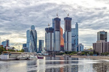 Moskova, Rusya, 08.07.2020. Moskova şehri manzarası, Moskova nehrinin seddi üzerinde, süper modern bir iş merkezi. Moskova 'nın yeni iş sembolü güzel gökdelenler ve gökdelenler.