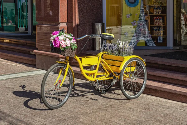 Triciclo Amarelo Com Flores Cestas Fica Perto Dos Degraus Granito — Fotografia de Stock