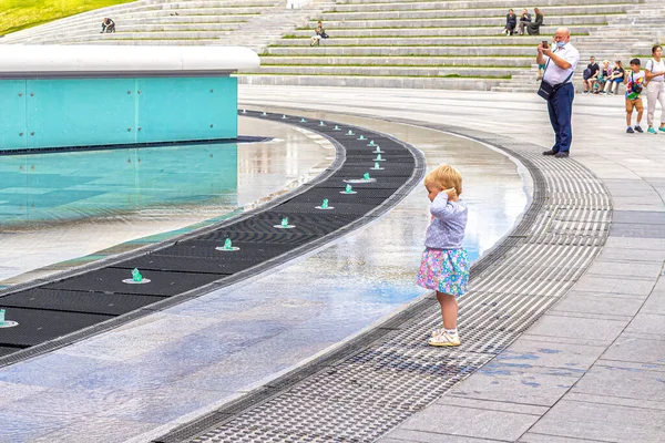 러시아 모스크바 2020 소녀가 모스크바 지구에 역동적 분수에서 물줄기를 바라보고 — 스톡 사진