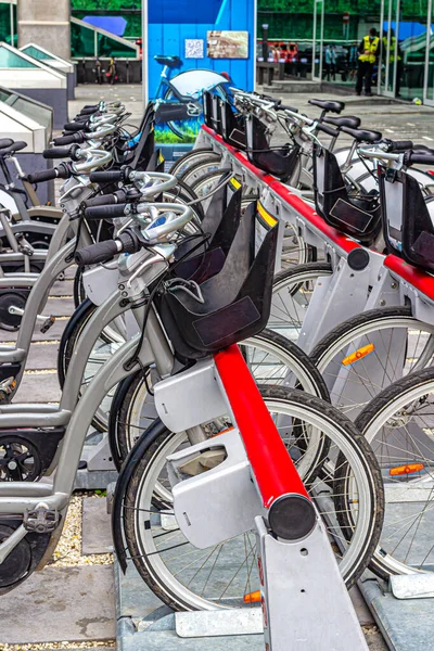 プラスチック製のバスケットと駐車自転車と都市自動自転車駐車場 — ストック写真
