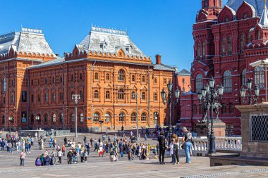 Moskova, Rusya, 08.18.2020. Okhotny Ryad 'daki tarihi müze ve 1812 Savaş Müzesi yakınlarındaki meydan turistlerle dolu.