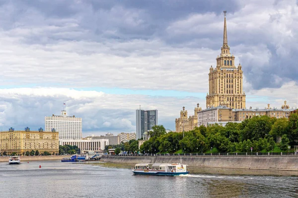 Moscow Russia 2020 Granite Embankments Moscow River River Vessels View — Stock Photo, Image