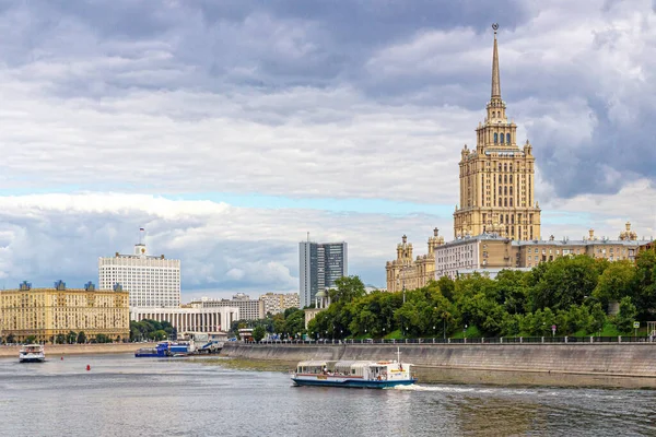 Moskova, Rusya, 08.07.2020. Moskova Nehri 'nin nehir taşıtlı granit setleri, Ukrayna Oteli manzarası, Rusya Federasyonu hükümet binası ve COMECON binası