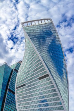 Moskova, Rusya, 08.07.2020. Moskova 'daki uluslararası iş merkezi Moskova' da DNA sarmalı şeklinde 