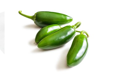 Jalapeno biberleri, parlak yeşil bir cilt ve yeşil kesikler, beyaz bir arka planda izole edilmiş.