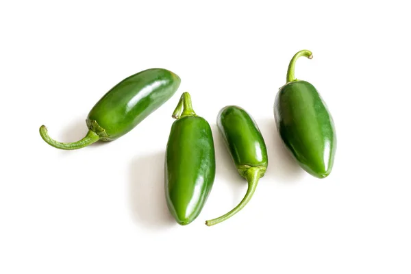 Jalapeno Grüne Mittelgroße Chilischoten Isoliert Auf Weißem Hintergrund — Stockfoto