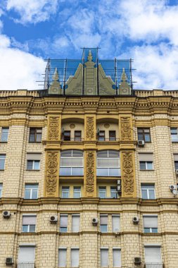 Stalinist dönemin bitki kabartmaları ile süslenmiş pilasterli bir konut binasının ön cephesi.