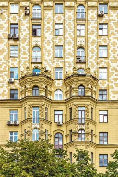 Die Mauer Eines Alten Wohnhauses Stalinistische Ära Mit Fenstern Balkonen — Stockfoto