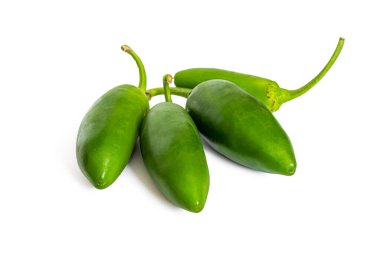 Parlak yeşil derili ve yeşil kesikli Jalapenolar, beyaz bir arka planda izole edilmiş.