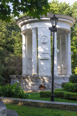 Moskova, Rusya, 08.31.2020. 1951 'de inşa edilen Moskova ve ülke tarihindeki önemli tarihlerin yazılı ve resimleriyle Neskuchny bahçesindeki çardakta-rotunda..