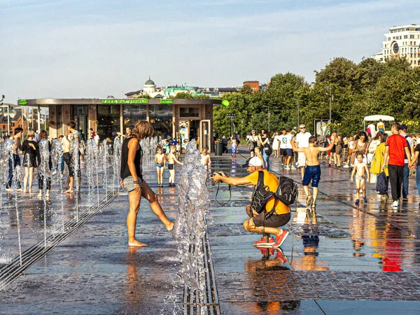 Москва Росія 2020 Чоловік Фотографує Свою Подругу Воді Тече Знизу — стокове фото