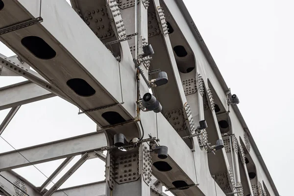 Suportes Poderosos Estruturas Metálicas Ponte Ferroviária Contra Céu Cinza — Fotografia de Stock