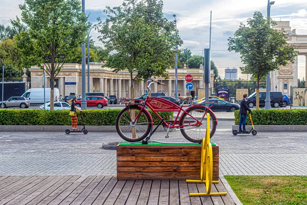 Moszkva Oroszország 2020 Piros Kerékpár Egy Talapzaton Gorky Park Központi — Stock Fotó