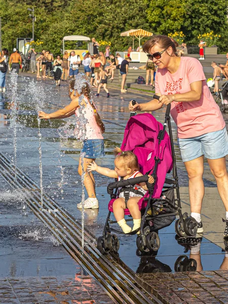 Moskva Ryssland 2020 Kvinnan Rullade Barnvagnen Till Fontänen Och Barnet — Stockfoto