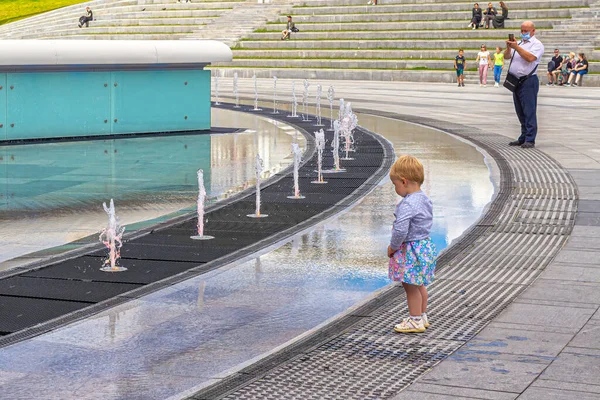 Moscou Russie 2020 Petite Fille Arrêtée Devant Une Fontaine Regarde — Photo