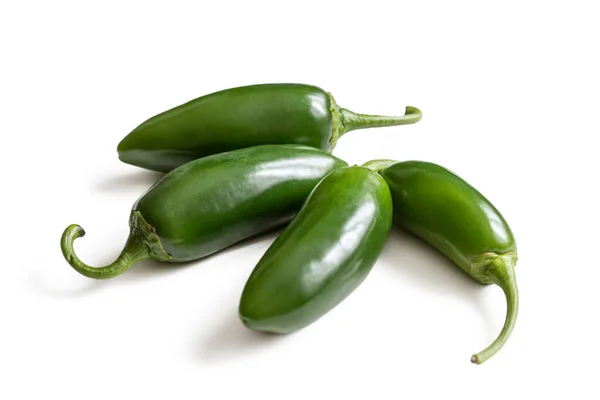 Mehrere Grüne Würzige Mexikanische Jalapeño Paprika Isoliert Auf Weißem Hintergrund — Stockfoto