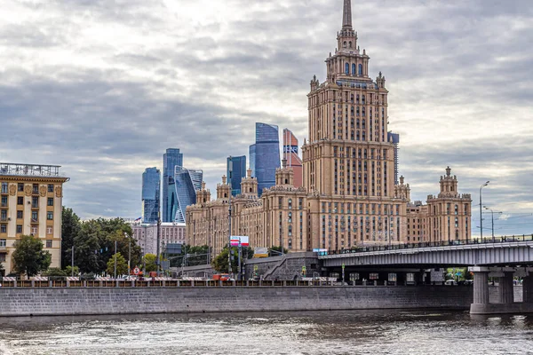 Moscow Russia 2020 Moskva River Embankment Hotel Ukraine Novoarbatsky Bridge — Stock Photo, Image