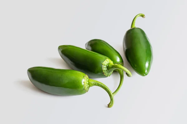 火辣辣的墨西哥辣椒粉 淡灰色背景的新绿色豆荚 — 图库照片