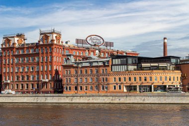 Moskova, Rusya, 09.07.2020. 1890 'larda Einem tarafından Moskova Nehri' nin Bersenevskaya seti üzerine inşa edilen Red October şekerleme fabrikasının tuğla binaları.