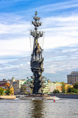 Moskova, Rusya, 09.07.2020. Rus donanmasının 300. yıldönümüne adanmış Büyük Peter anıtı, Moskova 'daki Kırım seti, heykeltıraş Tsereteli