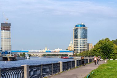 Moskova, Rusya, 09.04.2020. Taras Shevchenko seti, Kule 2000 gökdelen ve Bagration yaya köprüsü Moskova nehri üzerinde.