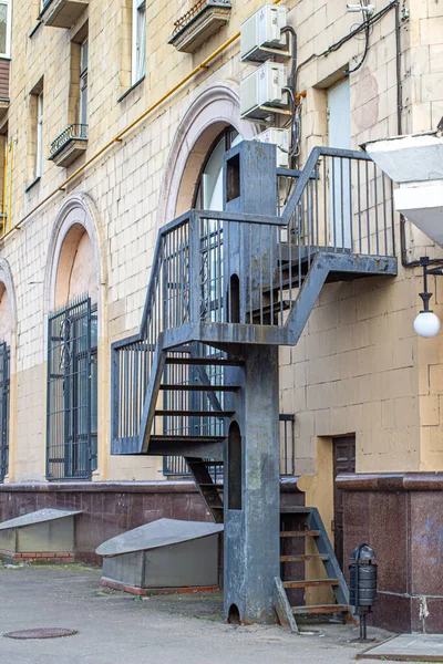 Una Vieja Escalera Metal Con Una Barandilla Unida Pared Casa — Foto de Stock