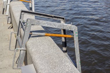 Metal merdivenin üst kısmı set duvarlarının korkuluklarına bağlı. Duvarları indirip temizlemek ve enkazdan nehir yatağını temizlemek için.